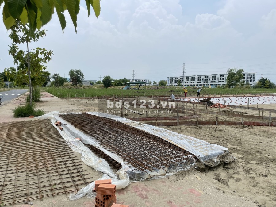 Đất nền biệt thự ven sông Long Hậu cách khu Nam Sài Gòn 15km