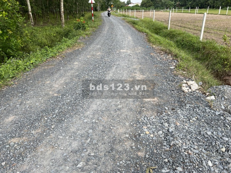 Lô đất lớn ở ấp cây da, xã hiệp thạnh ngang 32m giá chỉ 800 triệu/tháng, lh 0375921658