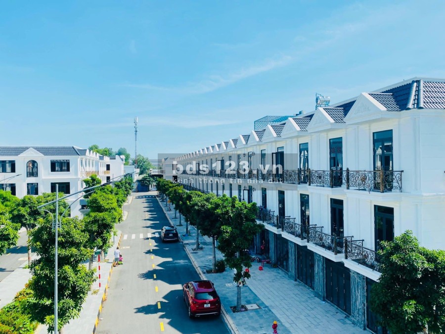 Bán nhanh nhà phố 163m2 sẵn sổ trung tâm thành phố Dĩ An, bàn giao hoàn thiện bên ngoài, thô trong