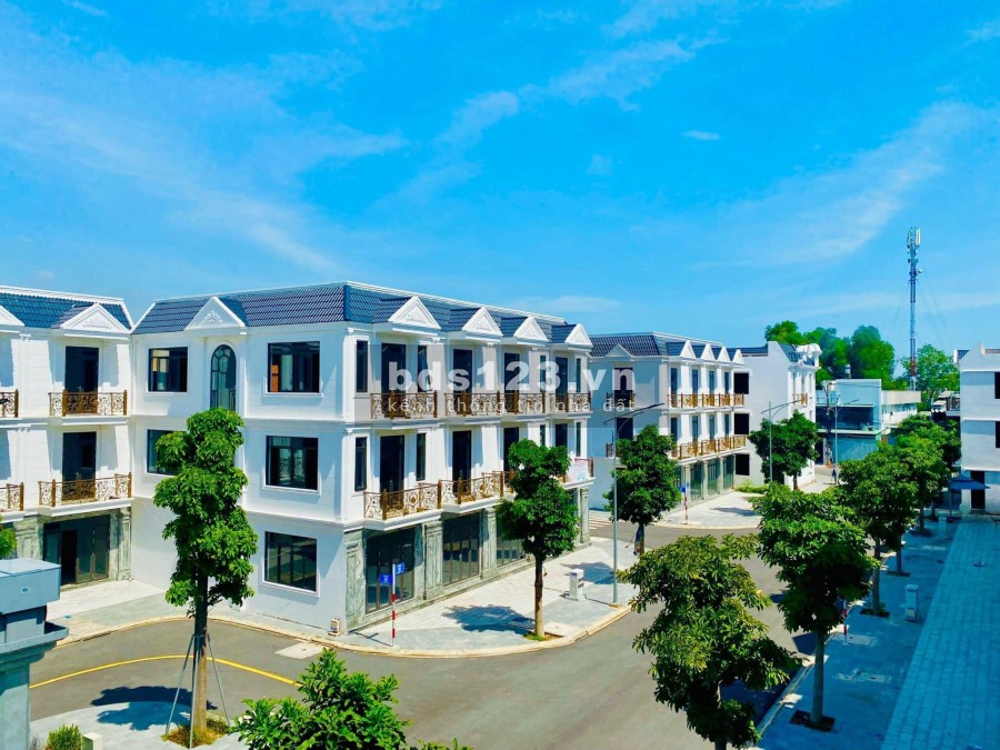 Bán nhanh nhà phố 163m2 sẵn sổ trung tâm thành phố Dĩ An, bàn giao hoàn thiện bên ngoài, thô trong