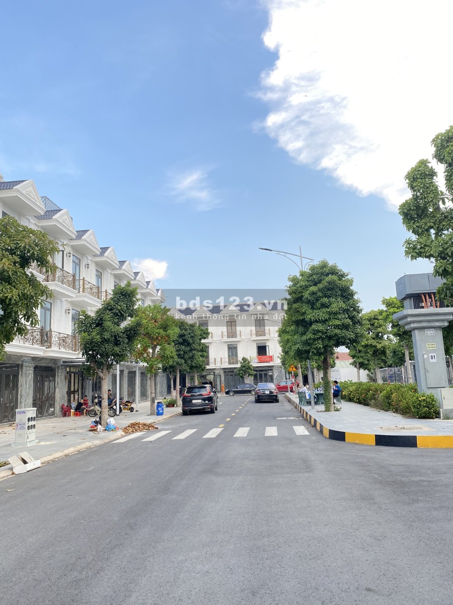 Bán nhanh nhà phố 163m2 sẵn sổ trung tâm thành phố Dĩ An, bàn giao hoàn thiện bên ngoài, thô trong