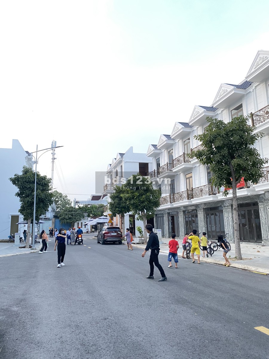 Bán nhanh nhà phố 163m2 sẵn sổ trung tâm thành phố Dĩ An, bàn giao hoàn thiện bên ngoài, thô trong