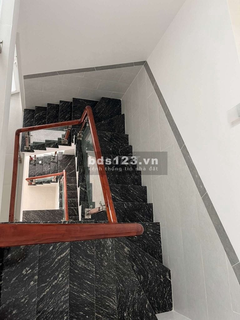 Nhà nguyên căn Quận Bình Thạnh gần ngã tư Hàng Xanh, đúc 3 tầng có sân thượng lớn