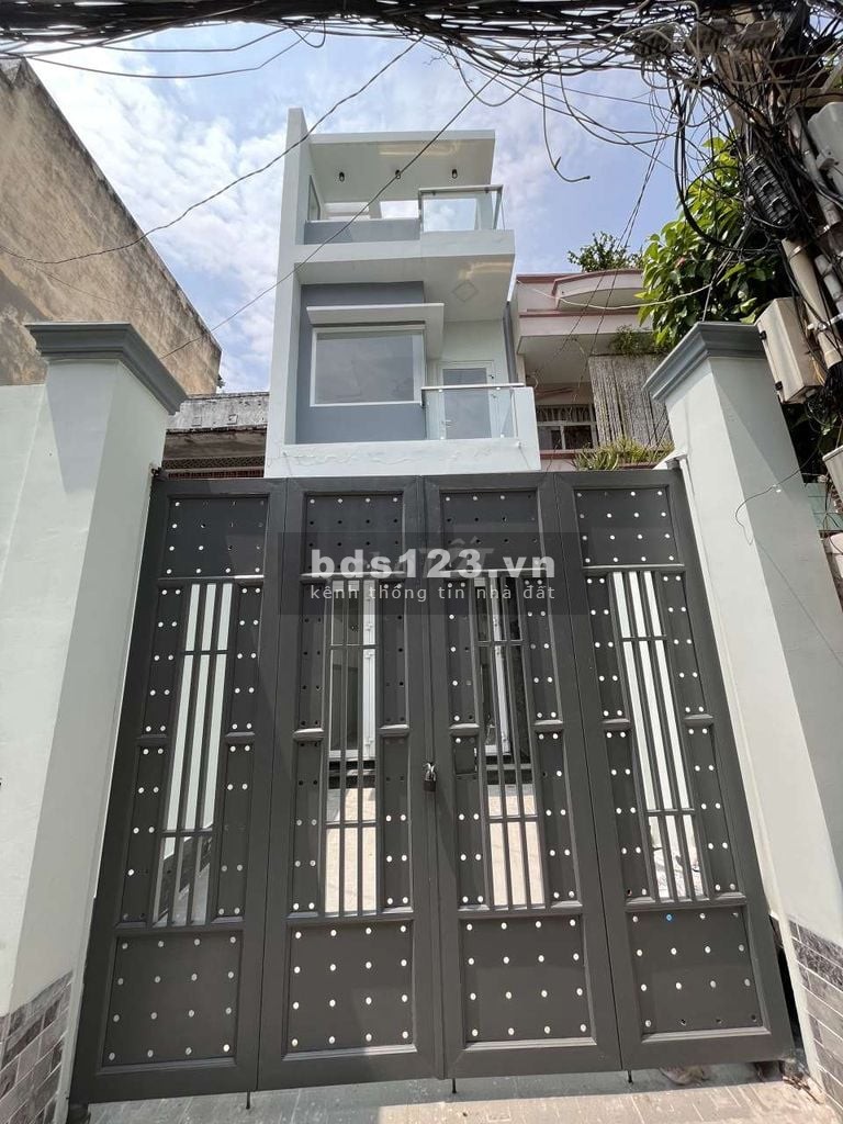 Nhà nguyên căn Quận Bình Thạnh gần ngã tư Hàng Xanh, đúc 3 tầng có sân thượng lớn