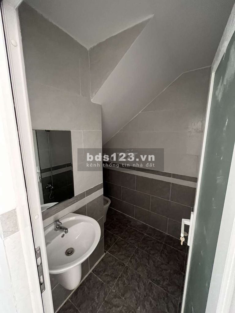 Nhà nguyên căn Quận Bình Thạnh gần ngã tư Hàng Xanh, đúc 3 tầng có sân thượng lớn