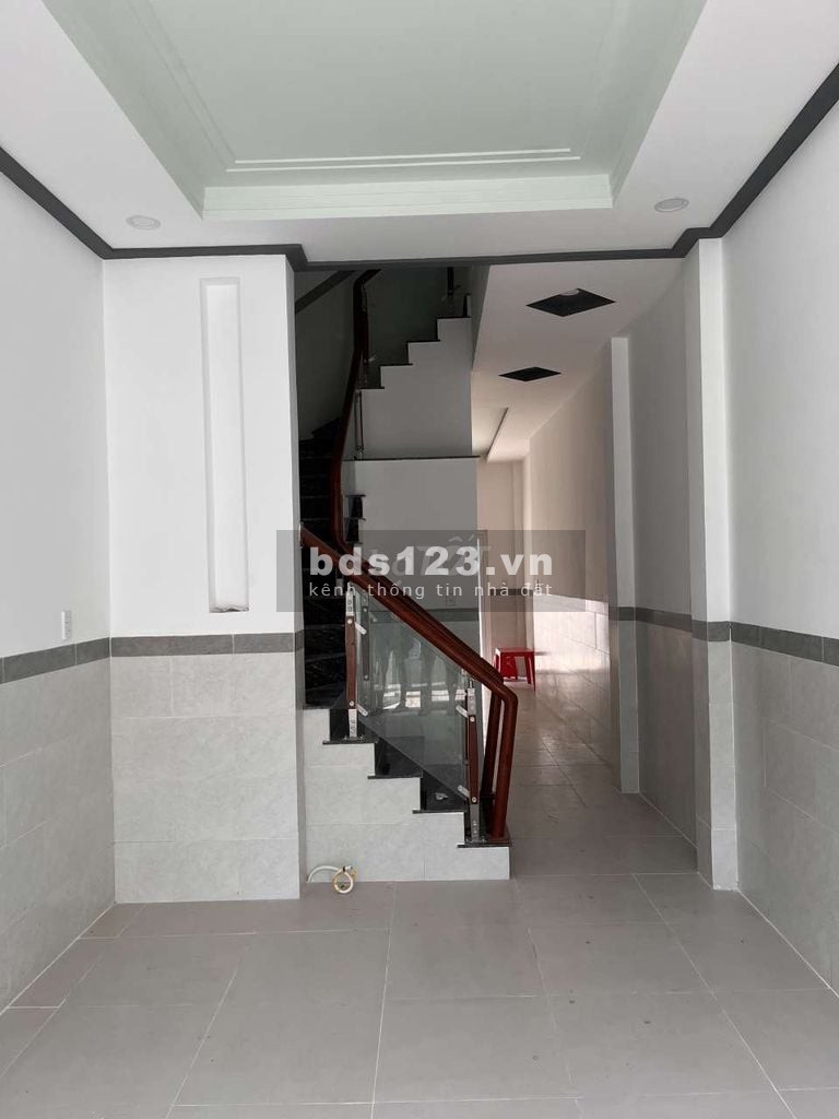 Nhà nguyên căn Quận Bình Thạnh gần ngã tư Hàng Xanh, đúc 3 tầng có sân thượng lớn