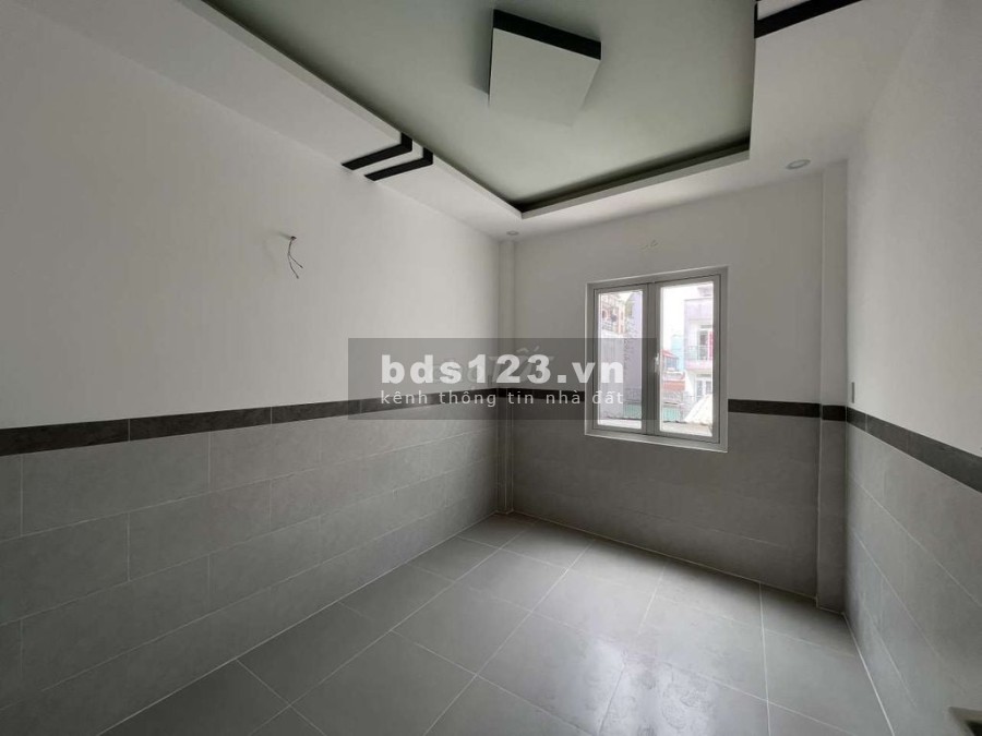 Nhà nguyên căn Quận Bình Thạnh gần ngã tư Hàng Xanh, đúc 3 tầng có sân thượng lớn