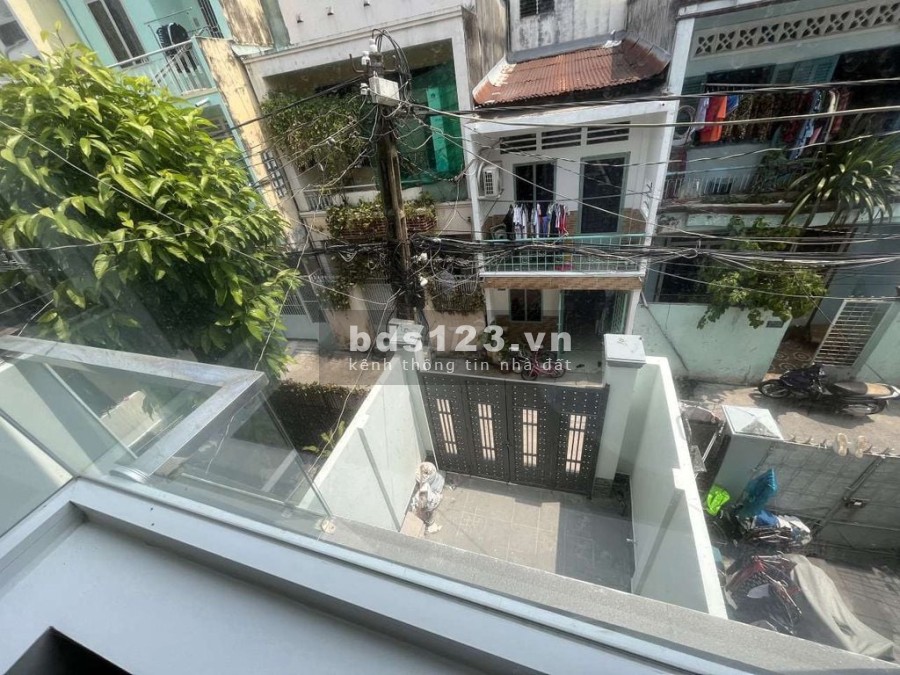 Nhà nguyên căn Quận Bình Thạnh gần ngã tư Hàng Xanh, đúc 3 tầng có sân thượng lớn