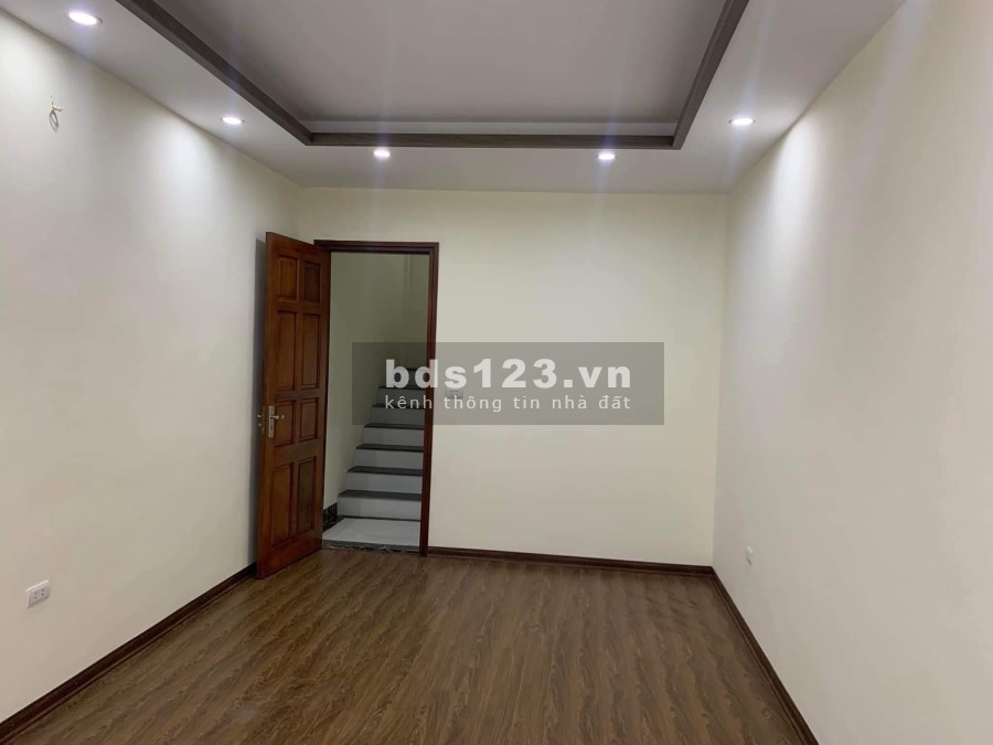 Bán nhà Phố Tân Mai dtsd 33m2 5 tầng 30m ra đường ô tô tránh nhà mới về ở ngay