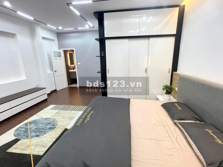 Bán nhà mới xây 32m2, 5 tầng đúc, full nội thất khu hồ Ba Mẫu, giá bán 3.68 tỷ, sổ chính chủ