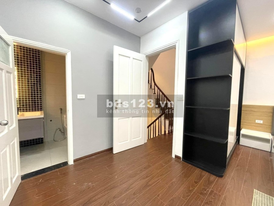 Bán nhà mới xây 32m2, 5 tầng đúc, full nội thất khu hồ Ba Mẫu, giá bán 3.68 tỷ, sổ chính chủ