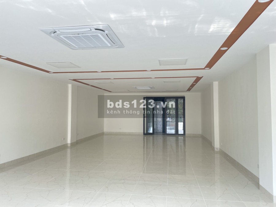 Bán toà văn phòng mới mặt phố ở Cầu Giấy diện tích 102m2, 8 tầng thông sàn dòng tiền 2 tỷ/năm