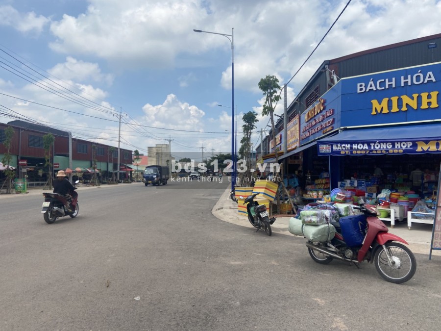 Chủ cần bán gấp 1 lô mặt tiền đường ngay sát chợ Minh Thành chơn thành_Bình Phướcchỉ 13.3 triệu/m2