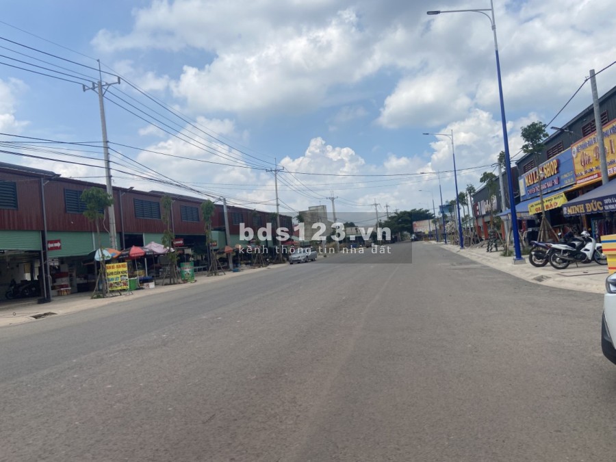 Chủ cần bán gấp 1 lô mặt tiền đường ngay sát chợ Minh Thành chơn thành_Bình Phướcchỉ 13.3 triệu/m2