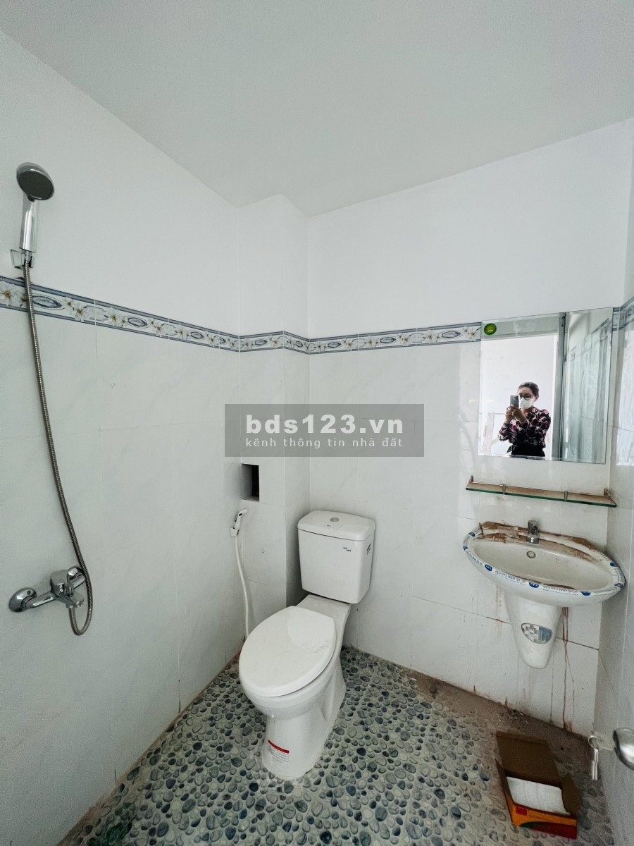 Bán nhà 1 trệt 1 lầu ngay UBND phường Long Bình Tân, giá rẻ 1.53 tỷ, dtsd 136m2