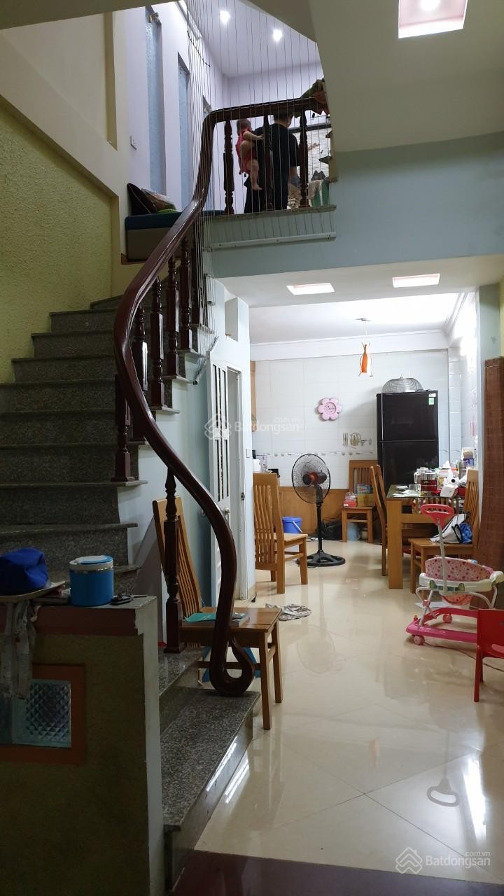 Cần bán nhà riêng 36m2, 4 tầng ở hậu dt 38m2, sổ đỏ chính chủ tại Định Công, cách đường 30m