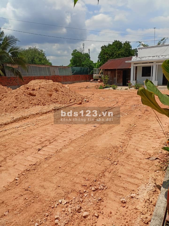 Cho thuê mặt bằng đất nằm ngay mặt tiền Tỉnh Lộ 8 Xã Hòa Phú hợp đồng lâu dài