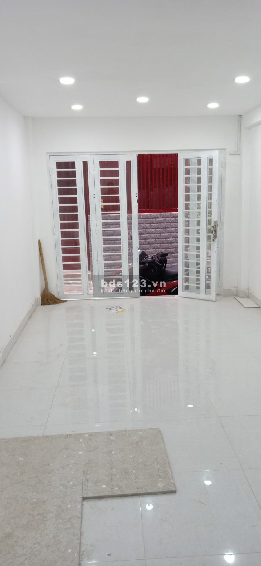 Chính chủ cần bán căn nhà sổ hồng riêng, công chứng sang tên trong ngày.