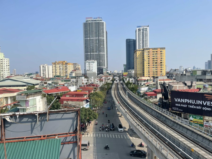 Cho thuê nhà mặt phố Cầu Giấy, 102mx 8T làm thẩm mỹ, showroom, văn phòng