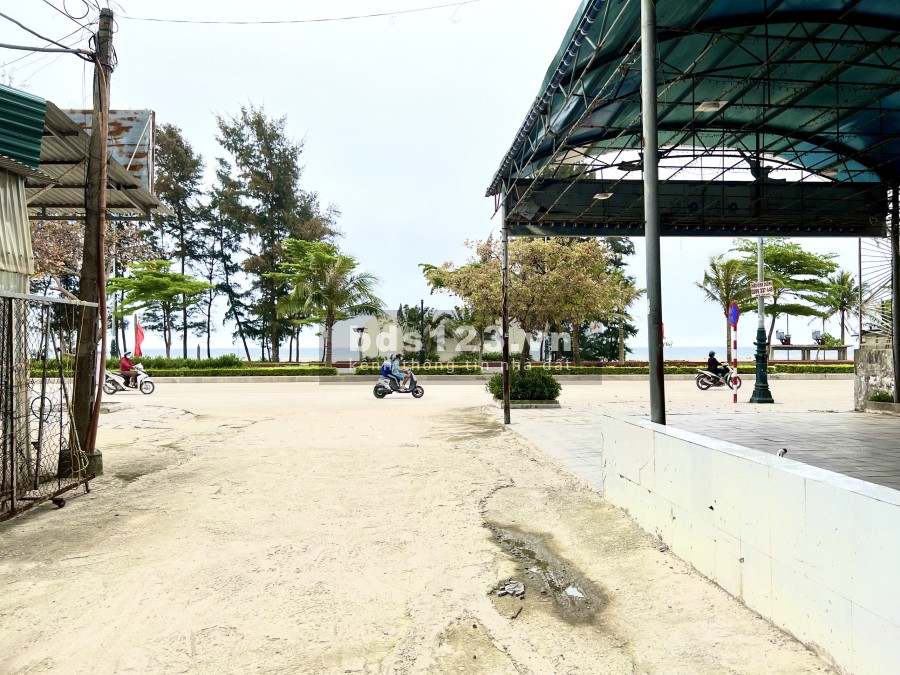 Bán lô đất dt 232m2 mt 8m, đường ô tô chạy cách mặt biển 50m, giá chỉ 68 triệu/m2, sổ sẵn