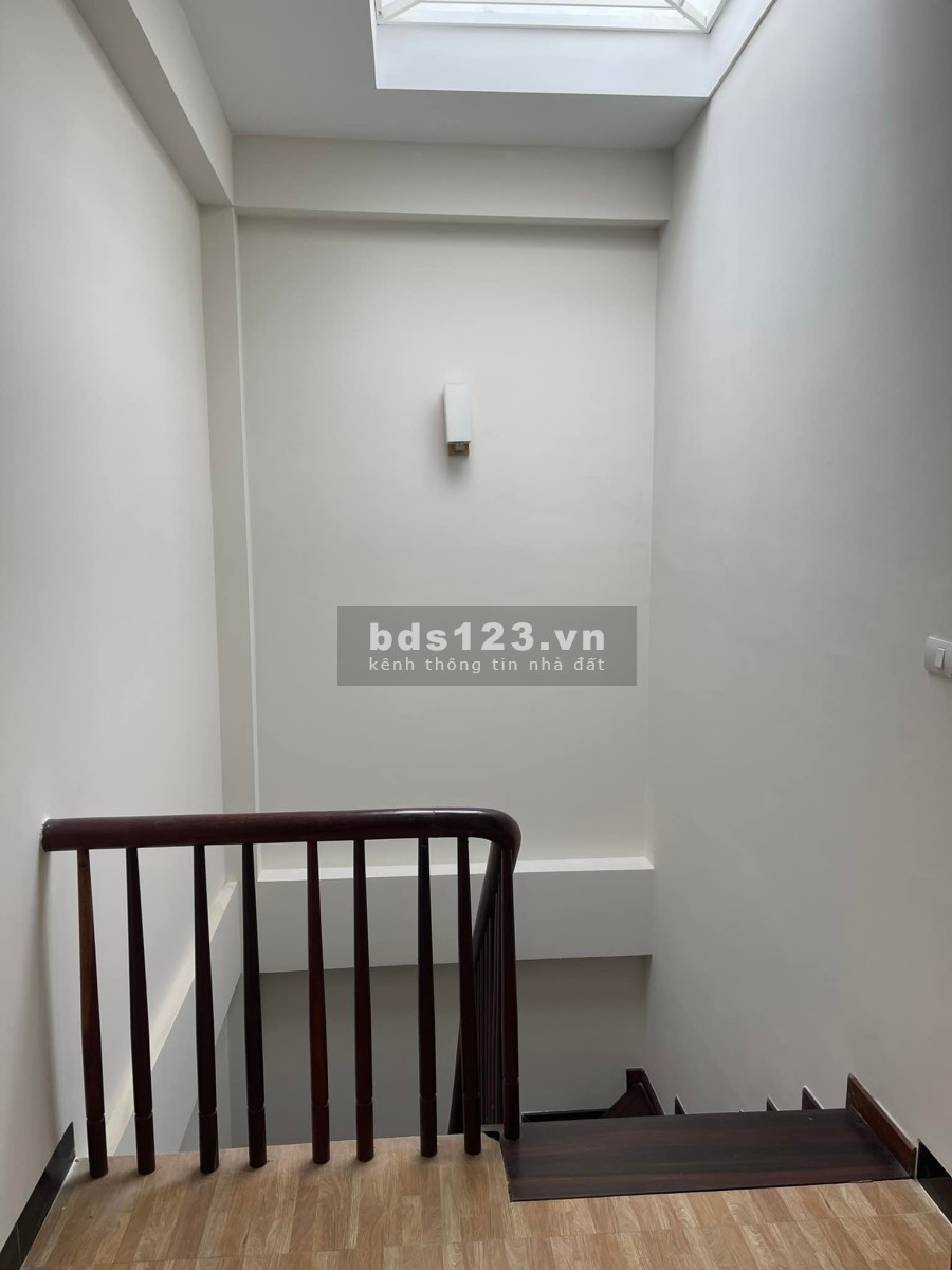 Bán nhà Cầu Giấy mới kính koong tiền tầm trung ngõ chung dùng riêng, sử dụng tầng 1 hơn 60m2