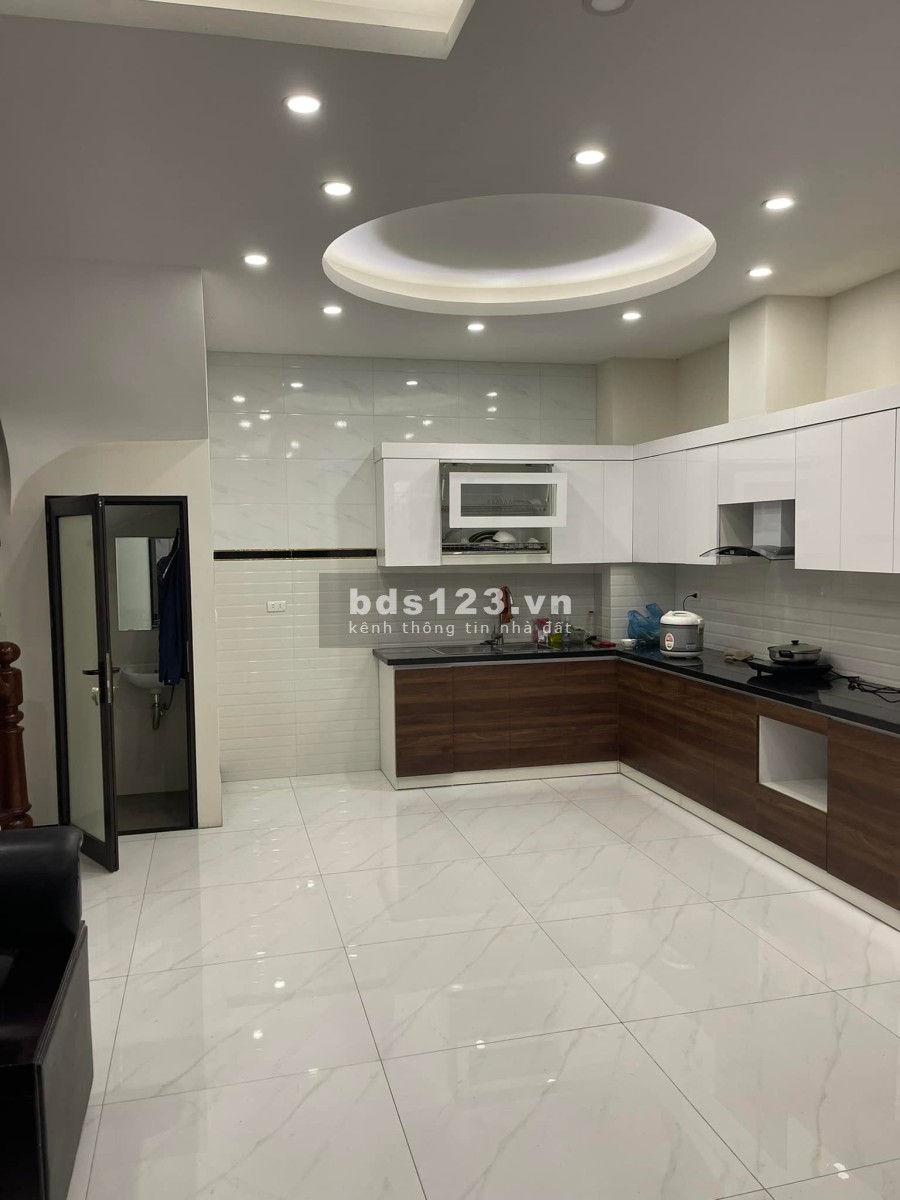 Bán nhà Cầu Giấy mới kính koong tiền tầm trung ngõ chung dùng riêng, sử dụng tầng 1 hơn 60m2