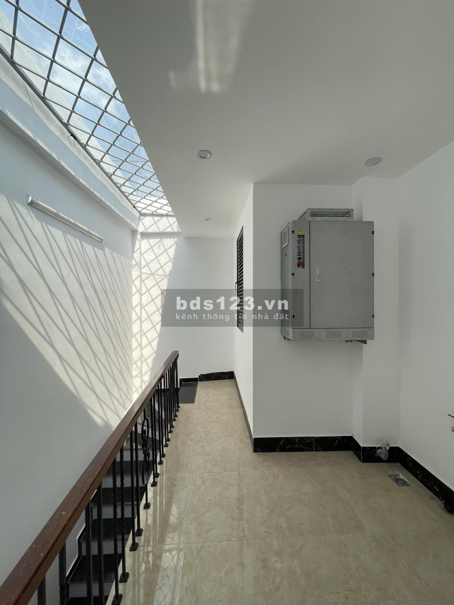 Bán nhà mới 6 tầng thang máy ô tô KD phố Nguyễn Văn Huyên giá 6,3 tỷ. LH 0912442669