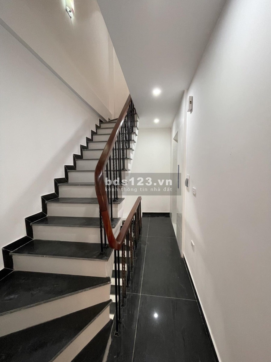 Bán nhà mới 6 tầng thang máy ô tô KD phố Nguyễn Văn Huyên giá 6,3 tỷ. LH 0912442669