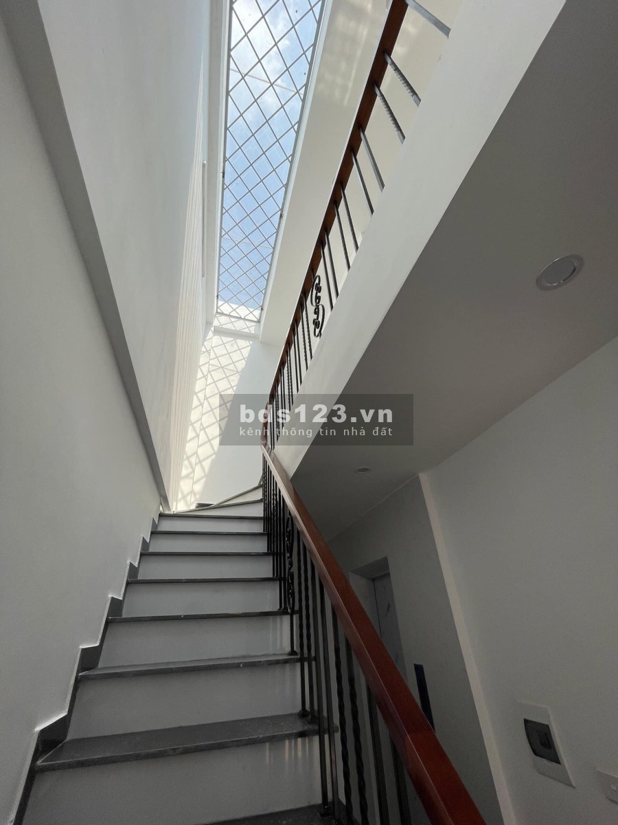 Bán nhà mới 6 tầng thang máy ô tô KD phố Nguyễn Văn Huyên giá 6,3 tỷ. LH 0912442669