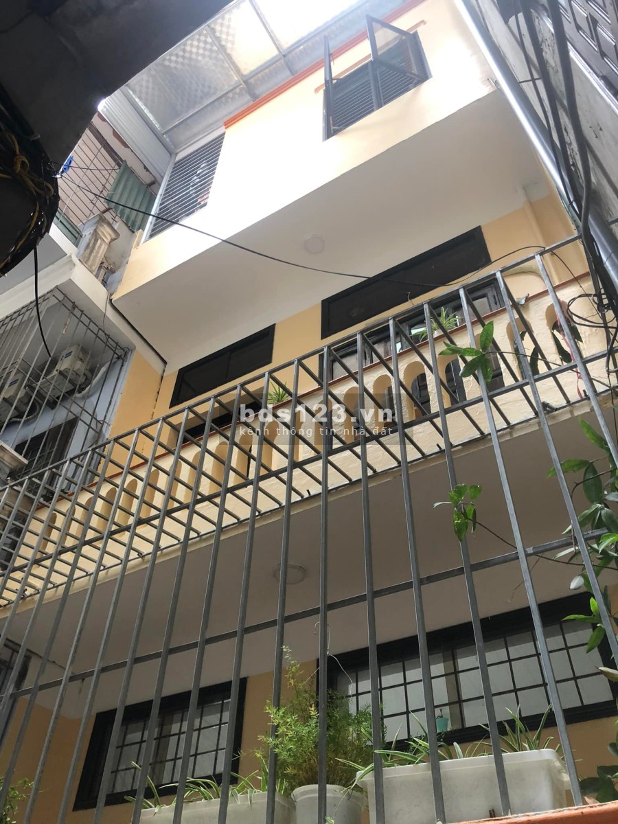 Bán nhà riêng phố Chính Kinh diện tích sử dụng 45m2 3 tầng giá 4,2 tỷ. LH 0912442669