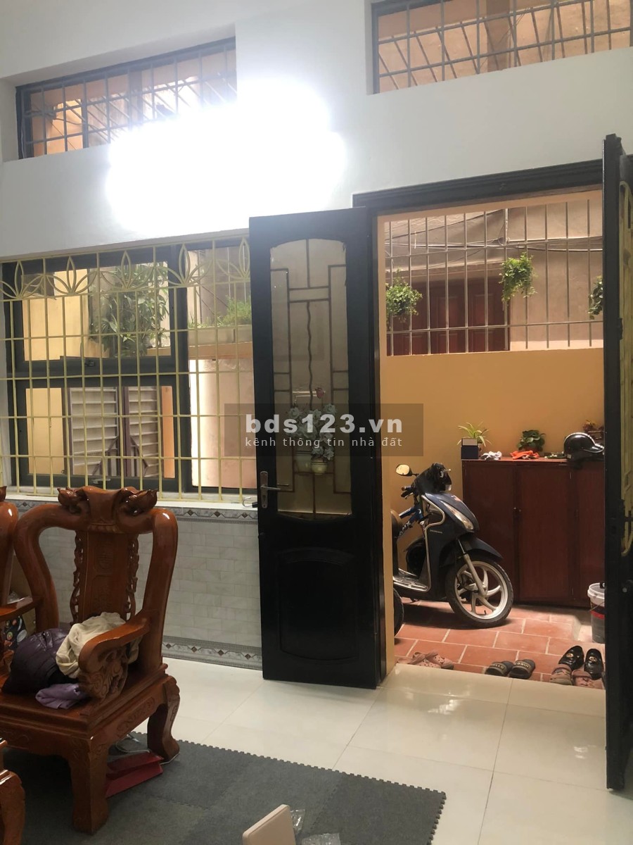 Bán nhà riêng phố Chính Kinh diện tích sử dụng 45m2 3 tầng giá 4,2 tỷ. LH 0912442669