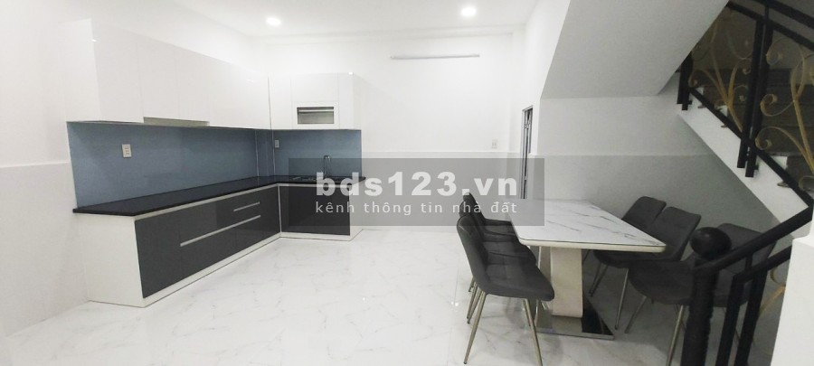  Cần bán nhà 2 lầu hẻm 803 đường Huỳnh Tấn Phát, phường Phú Thuận, Quận 7.