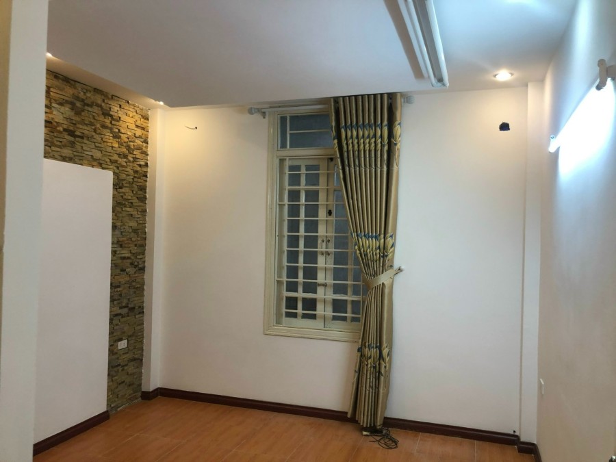 Bán nhà nguyên căn Đê La Thành, diện tích 45m2, 5 tầng đúc, giá bán 7.5 tỷ, thương lượng