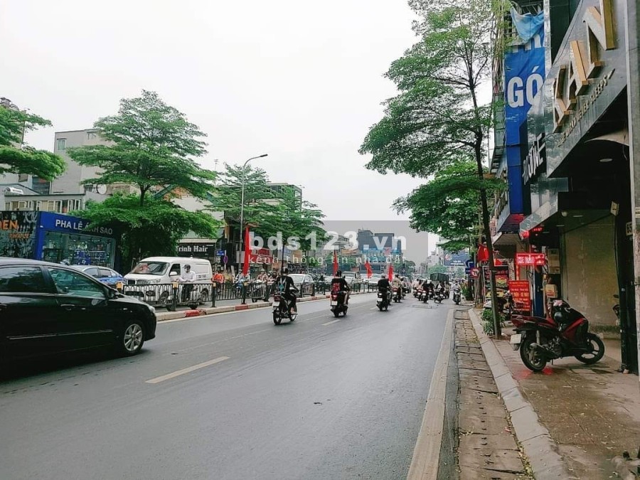Bán nhà gấp mặt phố diện tích 40m2 ở phố Nguyễn Lương Bằng, kinh doanh tốt, ô tô đỗ trước cửa.