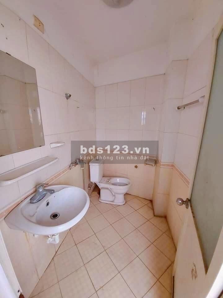 Bán nhà gấp mặt phố diện tích 40m2 ở phố Nguyễn Lương Bằng, kinh doanh tốt, ô tô đỗ trước cửa.
