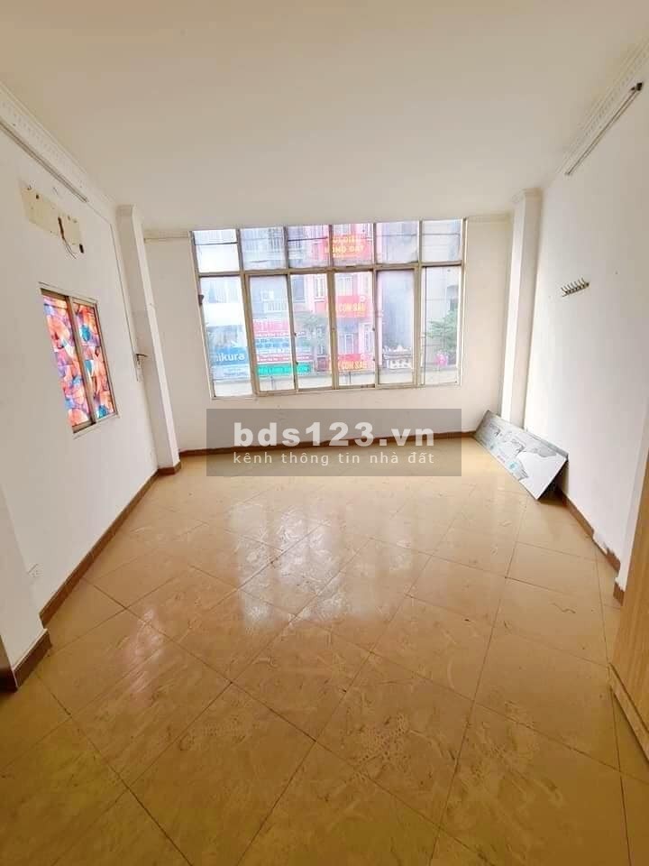 Bán nhà gấp mặt phố diện tích 40m2 ở phố Nguyễn Lương Bằng, kinh doanh tốt, ô tô đỗ trước cửa.