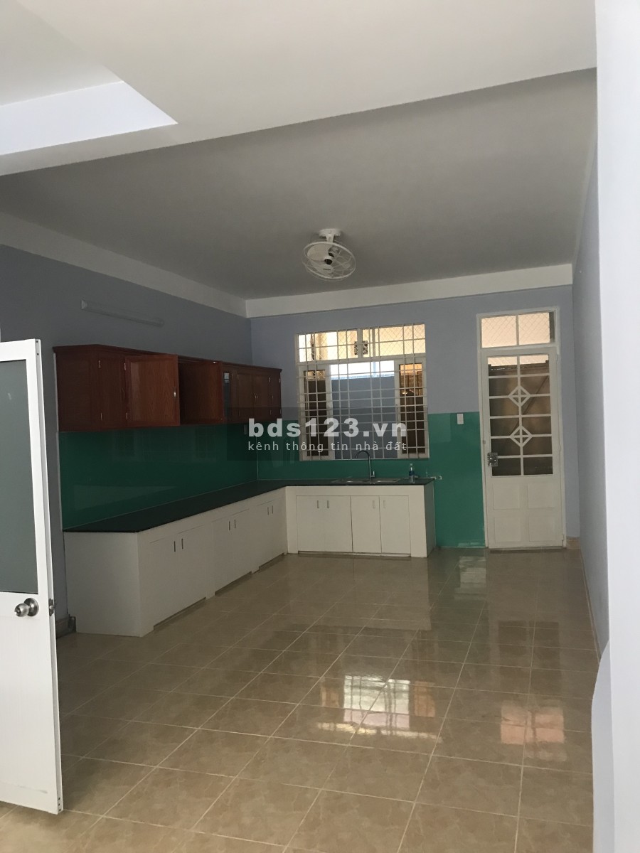 Cần bán gấp nhà mặt hẻm lớn thông thoáng, đường không ngập nước, liên hệ 0949556979