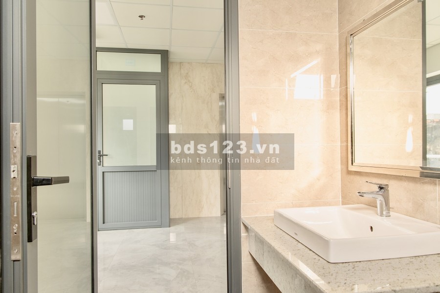 Cho thuê văn phòng diện tích 136m2, mặt tiền đường Võ Văn Kiệt Quận 1, giá tốt đầu tư