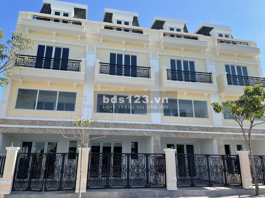 Bán gấp nhà phố Tân An QL1A ngay VINCOM - CO.OP MART liên hệ 0921875124