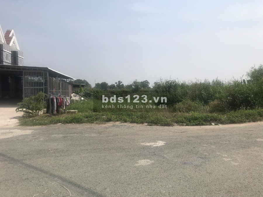 Lô góc 2 mặt tiền khu dân cư Tân Đức, giá 4 triệu/tháng, diện tích 250m2