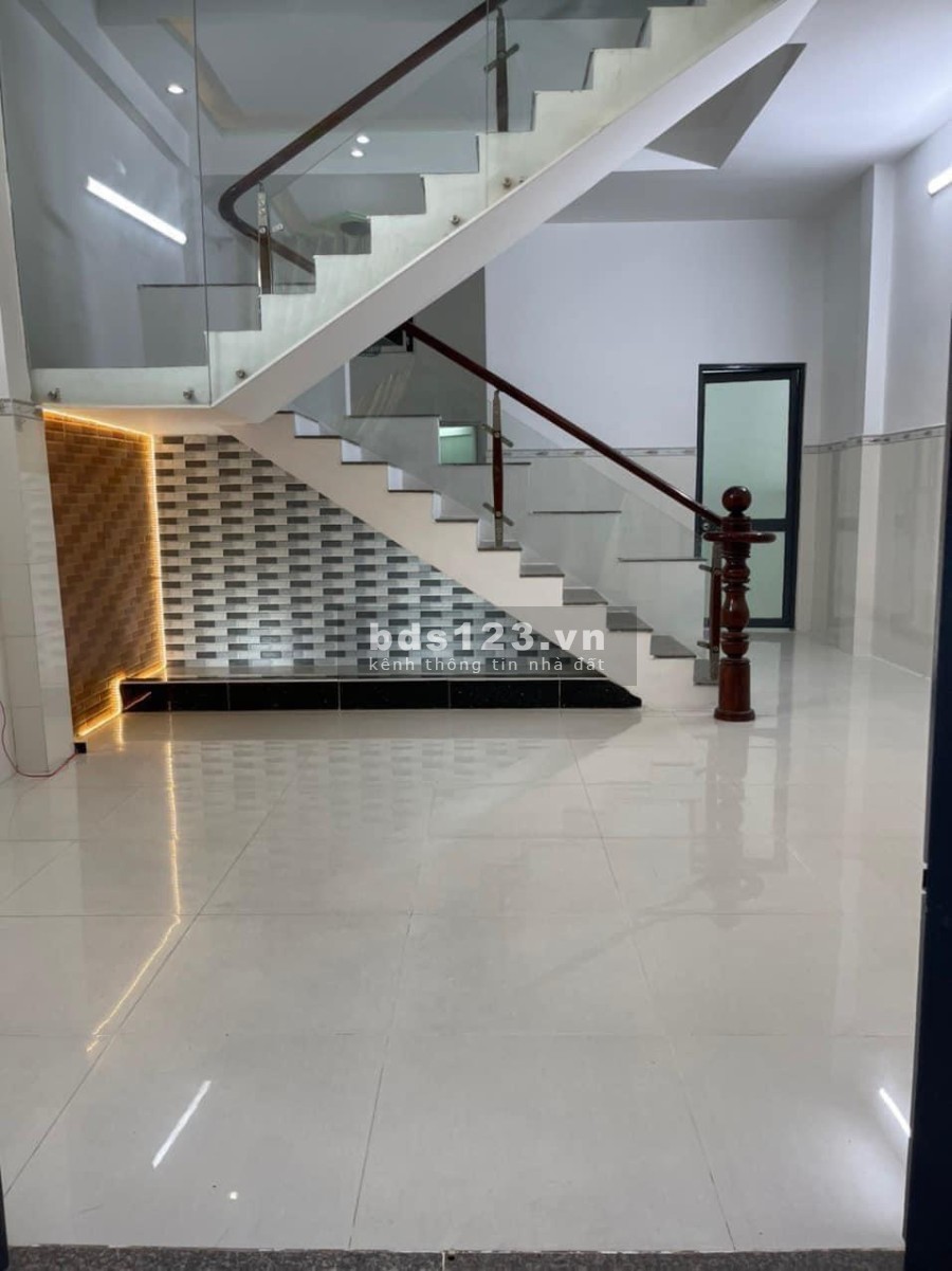 Cần bán gấp nhà đường Long Hậu, gần nhà lưu trú khu công nghiệp Long Hậu