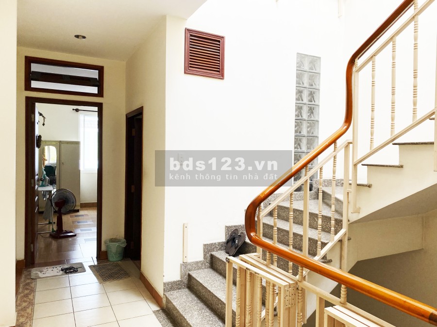 Bán nhà mặt tiền đường số 40 vị trí đẹp phường Tân Phong, Quận 7 sổ hồng chính chủ