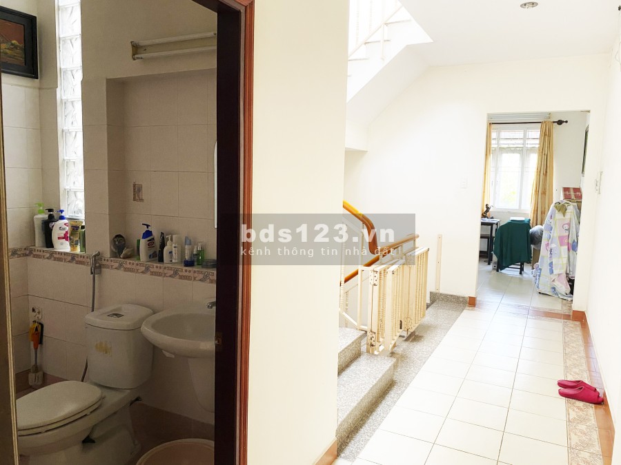 Bán nhà mặt tiền đường số 40 vị trí đẹp phường Tân Phong, Quận 7 sổ hồng chính chủ