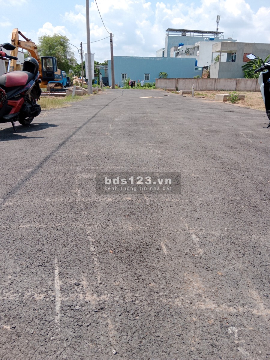 Cần bán đất nền khu dân cư đông đúc hỗ trợ vay, thanh toán linh hoạt, giá tốt đầu tư