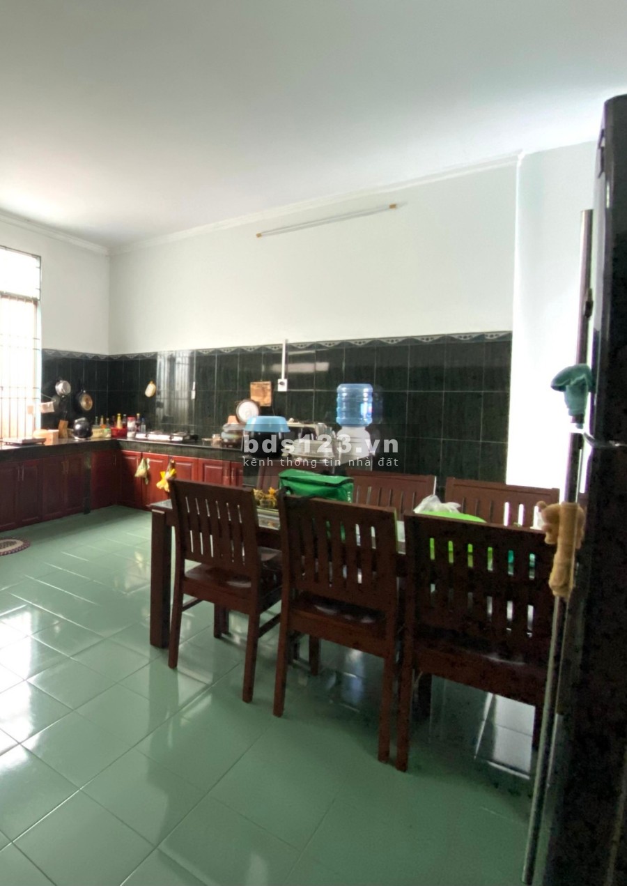 Bán nhà có khuôn viên thoáng mát rộng 296m2 ngay thành phố Dĩ An Bình Dương