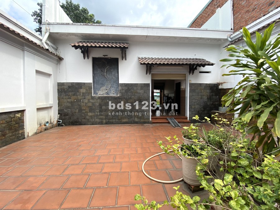 Bán nhà có khuôn viên thoáng mát rộng 296m2 ngay thành phố Dĩ An Bình Dương
