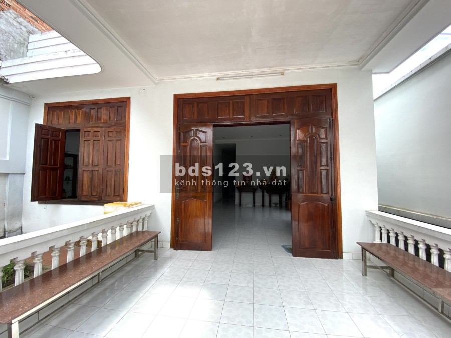 Bán nhà có khuôn viên thoáng mát rộng 296m2 ngay thành phố Dĩ An Bình Dương