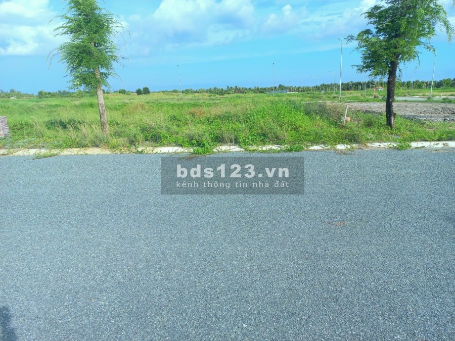 Bán gấp nền gần cổng chính khu đô thị hỗ trợ vay không lãi suất liên hệ 0913406180
