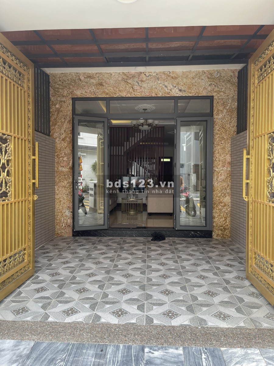 Cần bán nhà phố 1 trệt 2 lầu dt 80m2 thuộc dự án Royal Town mặt tiền Nguyễn Thị Khắp