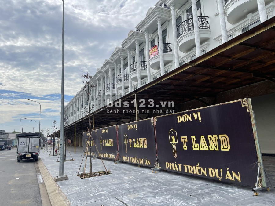 Cần bán nhà phố 1 trệt 2 lầu dt 80m2 thuộc dự án Royal Town mặt tiền Nguyễn Thị Khắp